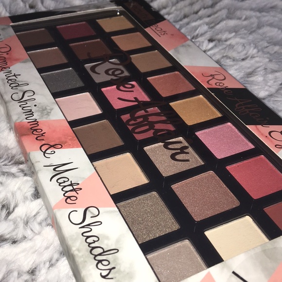 •Rose Affairs Eye Palette• - Picture 2 of 3